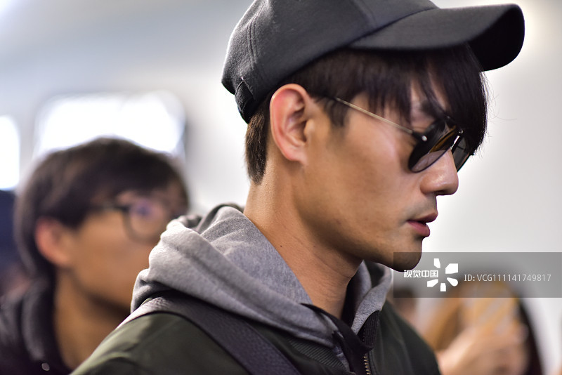 太心疼!王凯瘦成竹竿,两腿似行走的筷子!机场