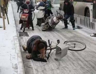 还是建议你们下雪天坐公交车 减少事故发生的几率 这种天气骑车太冷了