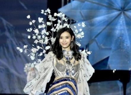 一波狗粮,何猷君奚梦瑶恋情曝光,女大男六岁能