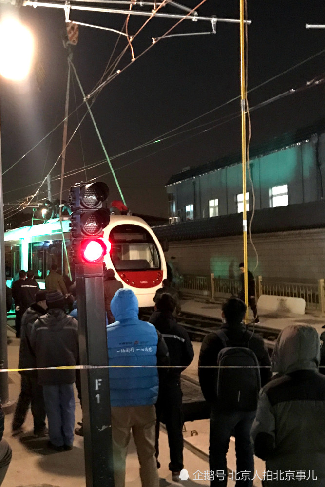 实拍北京有轨电车西郊线故障 香山站封站 大量旅客滞留