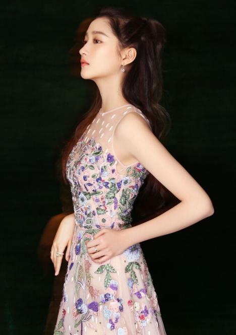 关晓彤湖南跨年晚会,裙子太短漏底裤,不知鹿晗