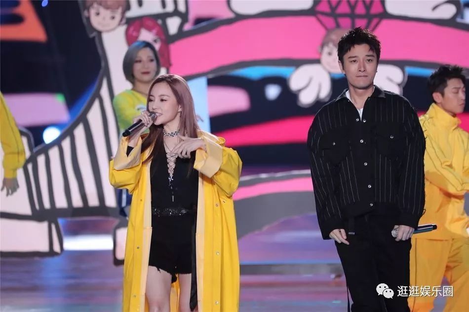 夜宿风波后 李小璐贾乃亮牵手对唱情歌《全部