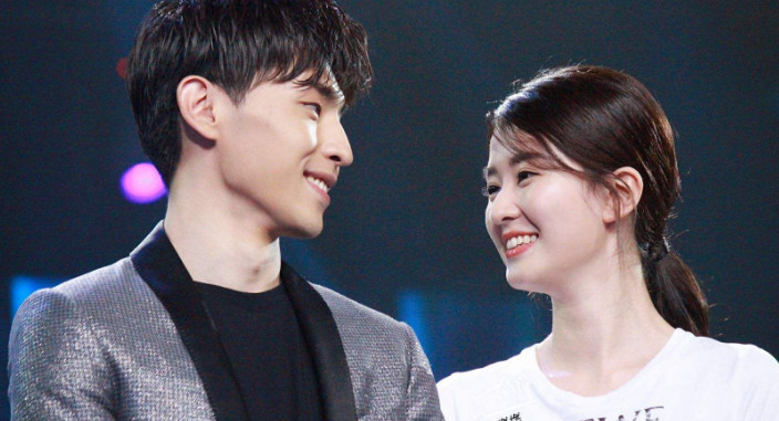 在一起?2017国剧盛典邓伦乔欣甜蜜相拥狂撒糖