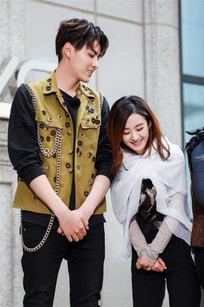 赵丽颖吴亦凡跨年深情对唱,两人这对视的眼神