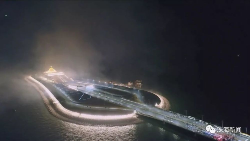 港珠澳大桥昨晚亮灯 伶仃洋上点亮世界奇迹 
