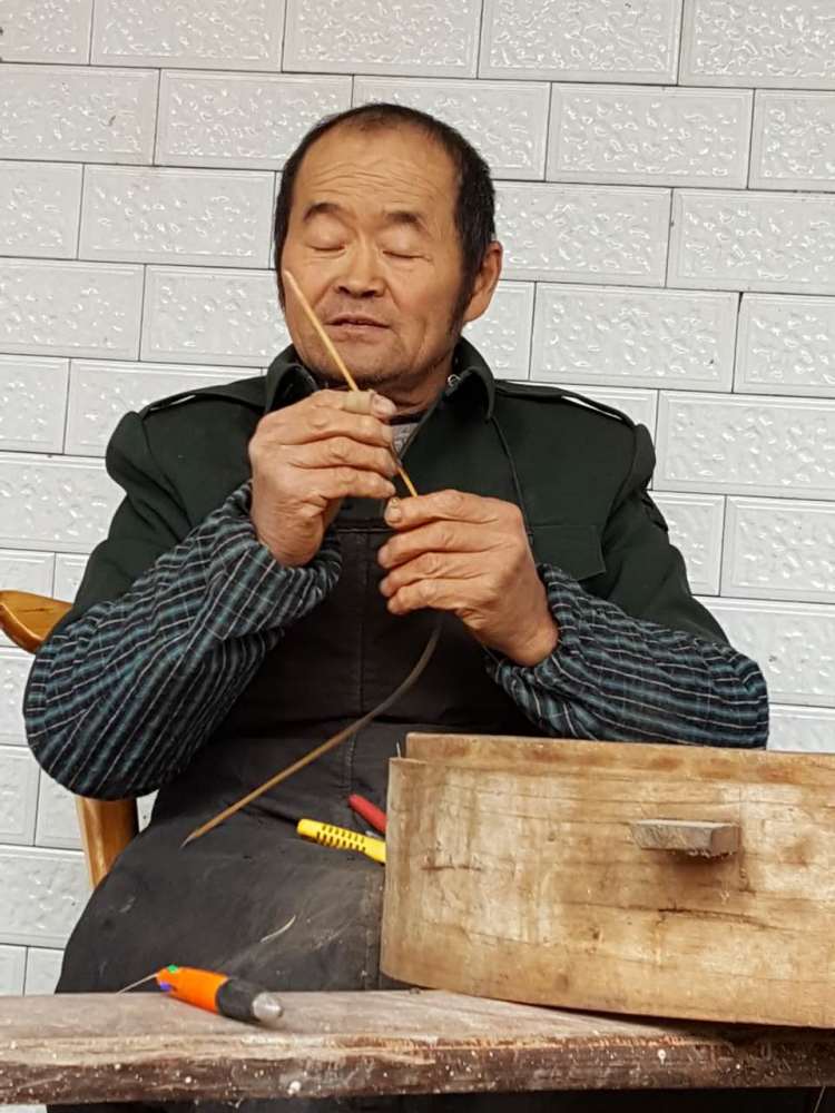 农村老汉的独门手艺即将失传,十年招不到徒弟