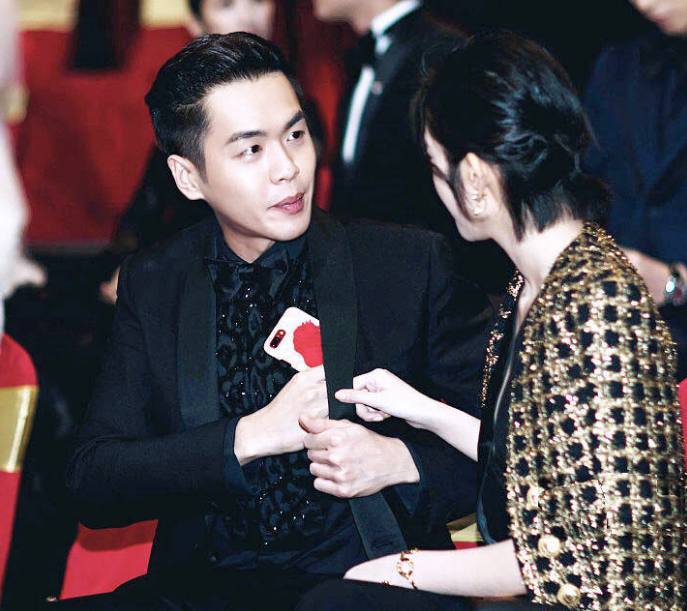 2018年张若昀唐艺昕发糖,颁奖台下深情对望,眼