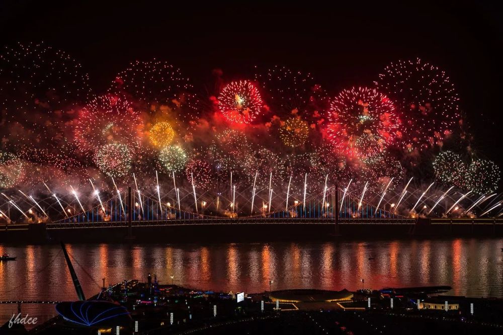 大连星海广场跨海大桥跨年烟花 by Leica SL+2
