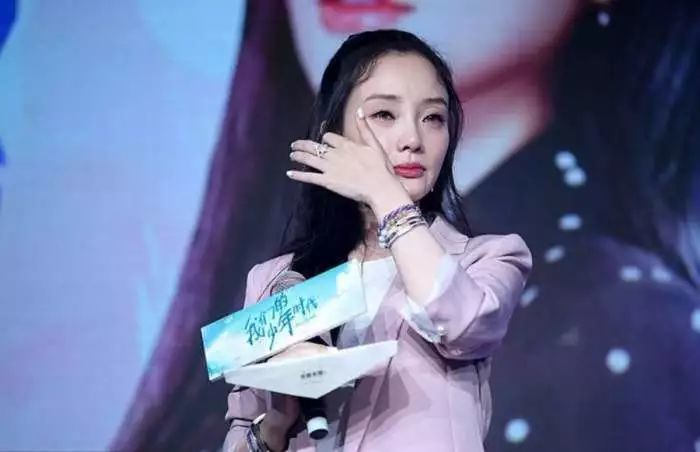 跨年晚会后贾乃亮与李小璐分道扬镳,携甜馨办