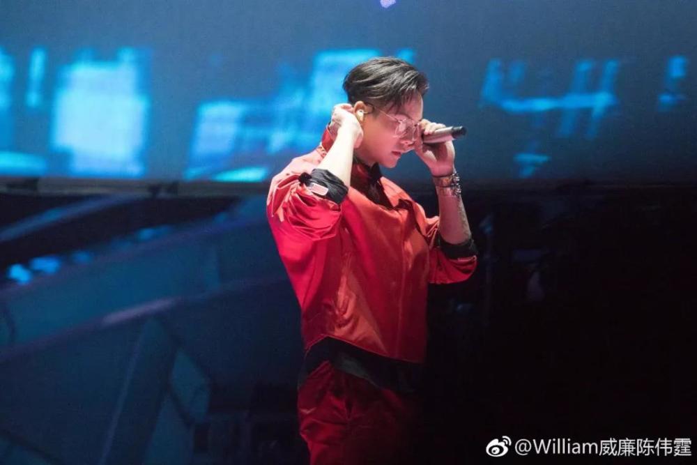 贾乃亮李小璐合唱、吴亦凡赵丽颖拥抱、李易峰