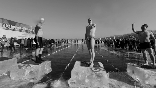 冰上舞蹈、泳装小丑这里全都有 86岁大爷新年