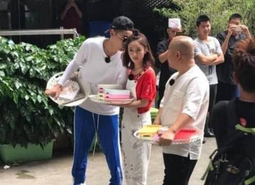 我的妈呀!吴亦凡和赵丽颖在一起了?简直最萌身