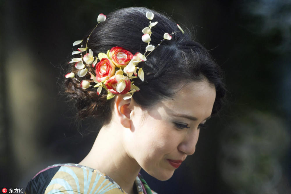少女含羞低头.