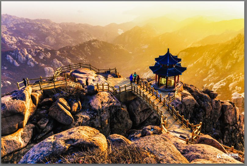 崂山巨峰海拔1132米,不仅是青岛之巅,还是中国大陆海岸最高点,每年