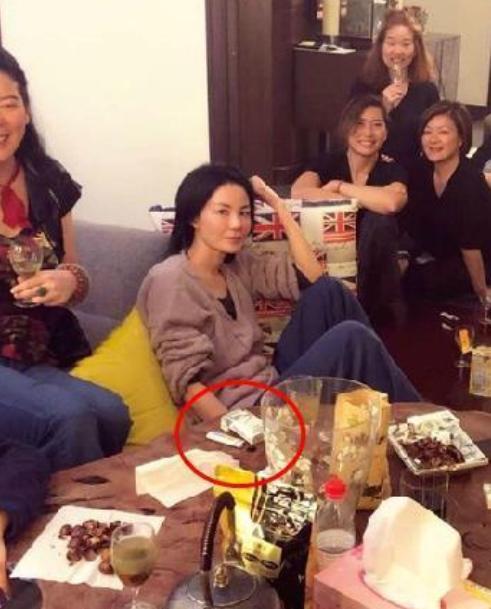 王菲好友聚会吸烟破怀孕传言,被问婚期称:在一