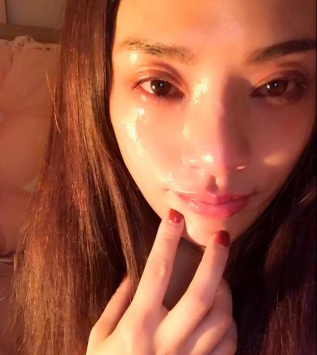 李小璐晚上穿着吊带发哭泣照片?这是真后悔了