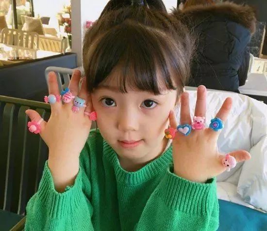 小女孩短发怎么扎简单好看 宝宝扎头发的方法