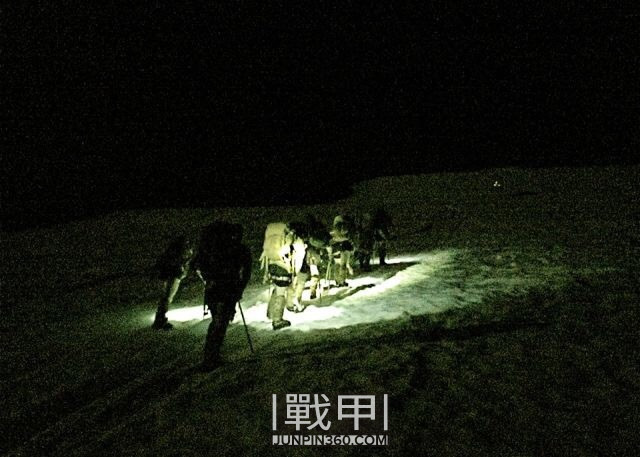 看看美军特种部队单兵装备有多讲究:几页纸都