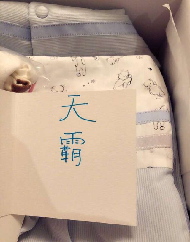 谢娜挺孕肚疑似待产,肚子大的要张杰全程紧搂