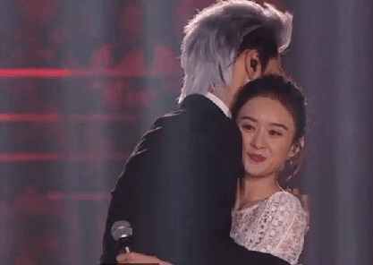 吴亦凡赵丽颖跨年合唱《想你》,两人甜蜜相拥