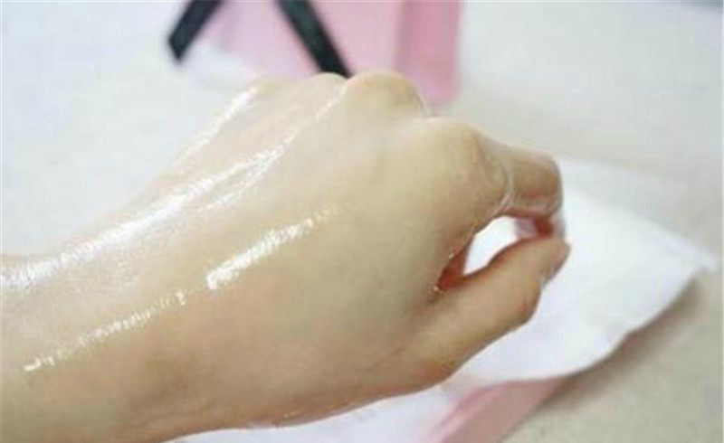 25岁的女生撕开面膜直接往脸上敷?难怪会比同