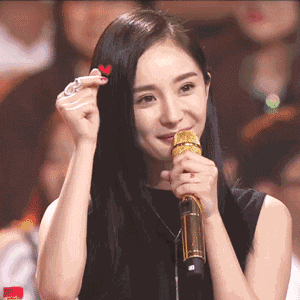 这个时候,在上半身的对比下,下半身如果穿纤细的裤子,那一定会更显瘦