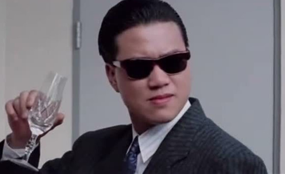 发型盖过周润发,任达华的顶头黑帮老大,三十年
