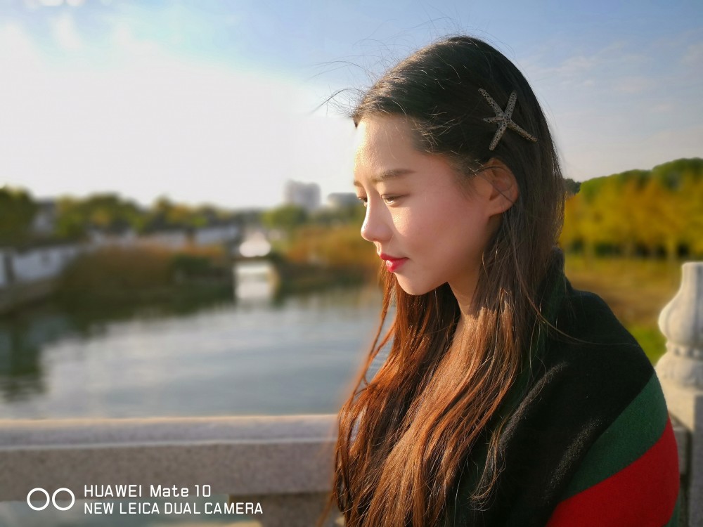 华为mate10逆光拍摄人像,网友:她的睫毛,弯的嘴角,无预警地对我笑