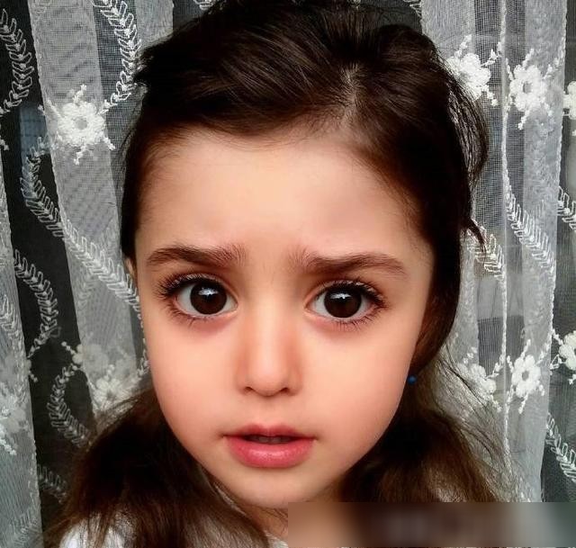 大眼睛长睫毛娃娃脸,长大后肯定是美人胚子