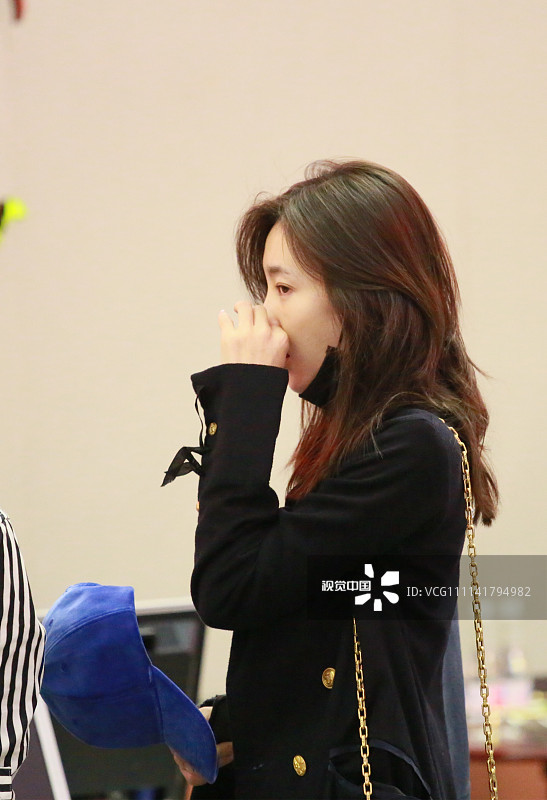 林更新绯闻女友王丽坤亮相机场,打哈欠似没睡