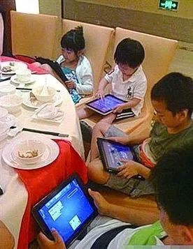 男孩一觉醒来,发现脖子动不了,都是它惹的祸!家