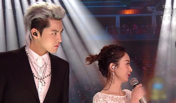 赵丽颖跨年晚会鞋子引热议,网友:估计也就她敢