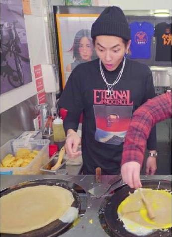 吴亦凡学着摊煎饼果子,网友:这表情亮了,秒变表情包