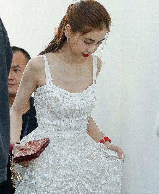 杨颖穿吊带裙现身来吸引眼球,网友:就不会学学