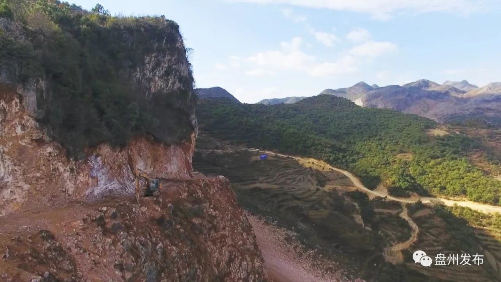 绝壁上凿出的一条天路