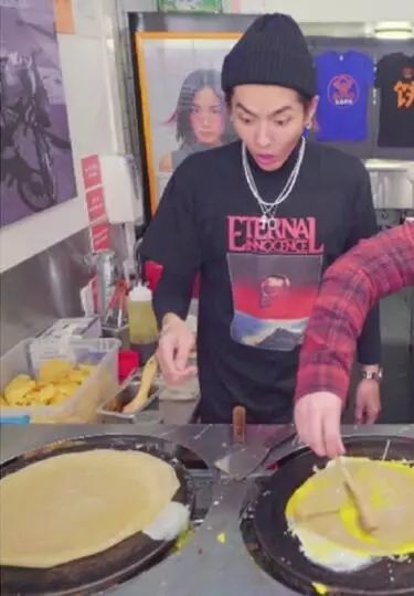 吴亦凡摊煎饼果子,结果鸡蛋却溜走了?这表情太