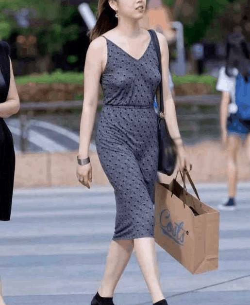 连衣裙真空上街的小姐姐,网友:风一吹形状都出来了!