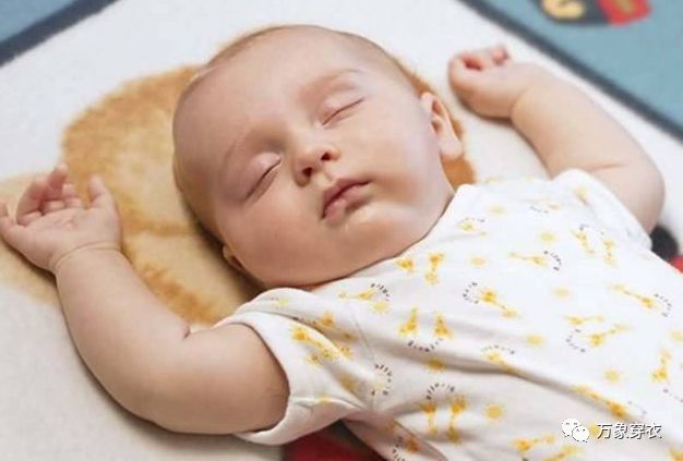 宝宝睡觉为什么喜欢把手举起来?