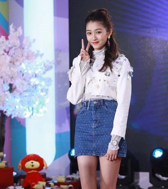 2018跨年晚会,关晓彤少女穿搭太抢镜!网友直呼