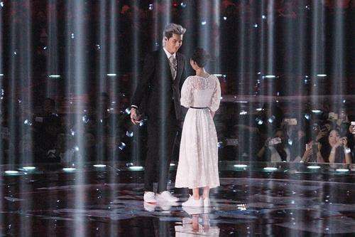 吴亦凡赵丽颖跨年想你现场 凡凡改词不能护