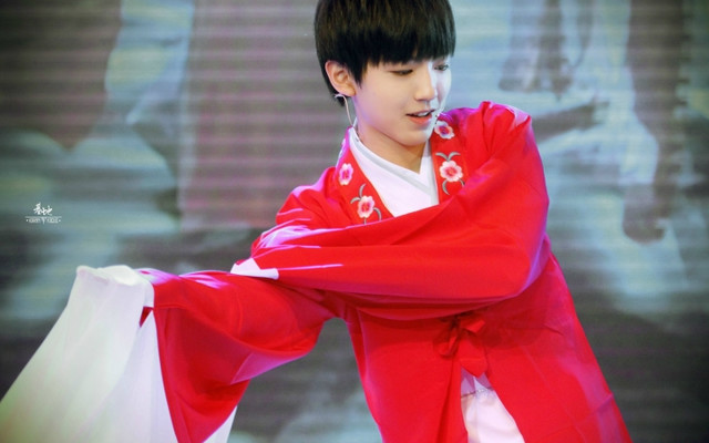 盘点穿红衣男星,鹿晗少年感满满,王俊凯最特别