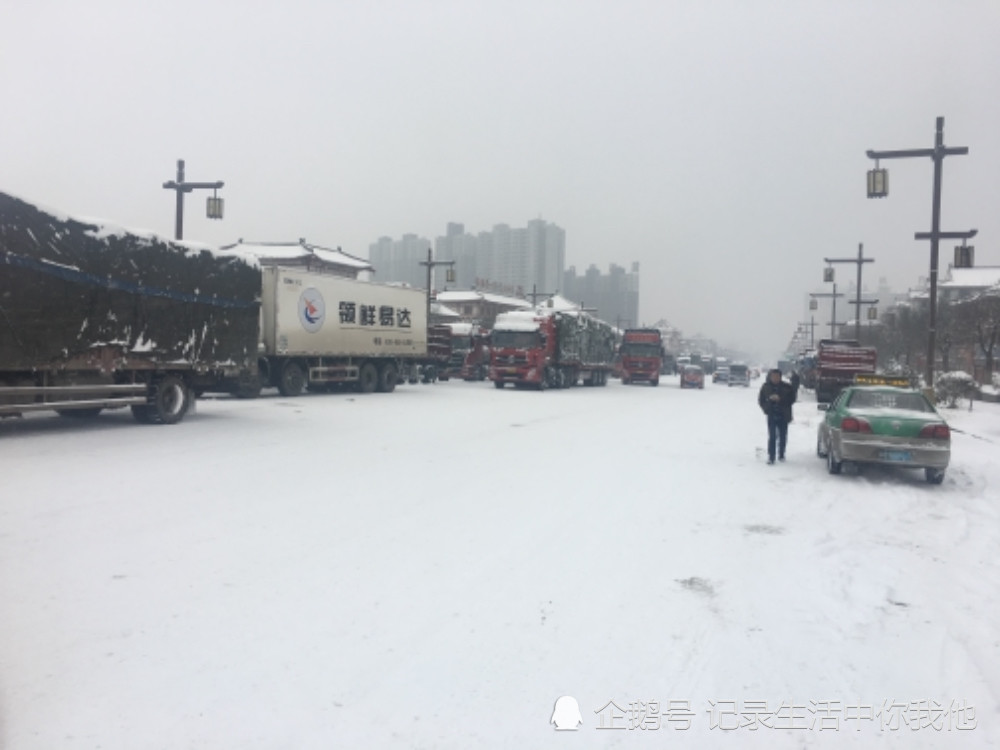 大雪过后312国道乾县马家坡段由于临时交通管