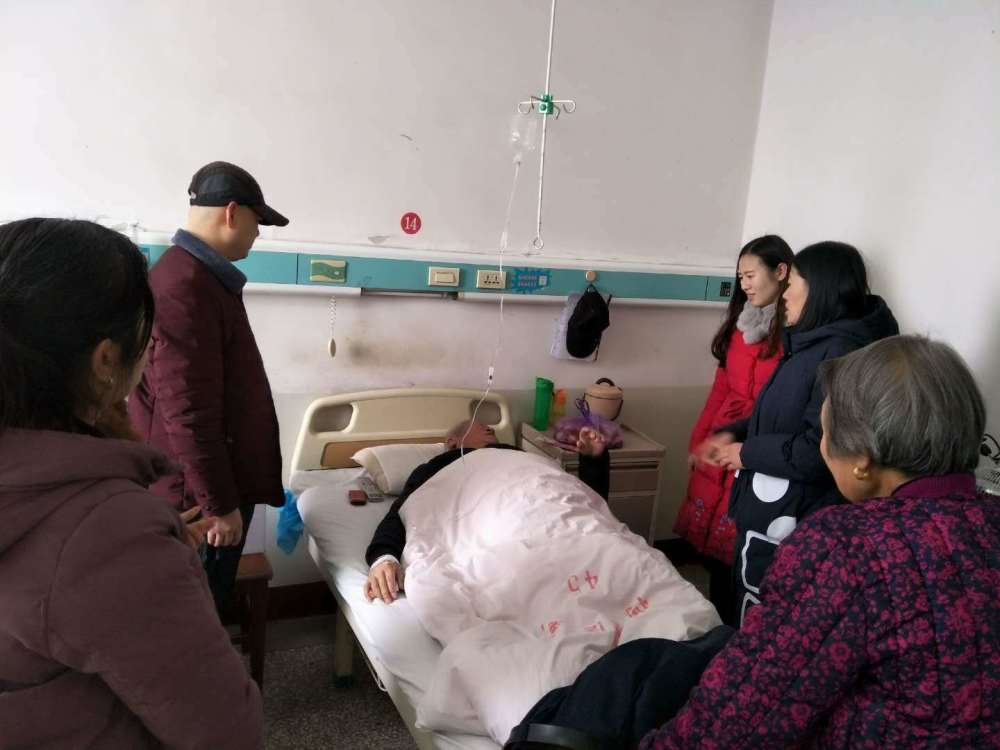 闻喜县兴闻西街社区看望生病空巢老人 真情关爱暖人心