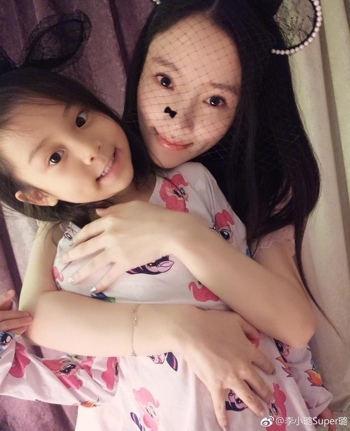 李小璐9年前青涩照如此美丽,当妈妈后美感依然