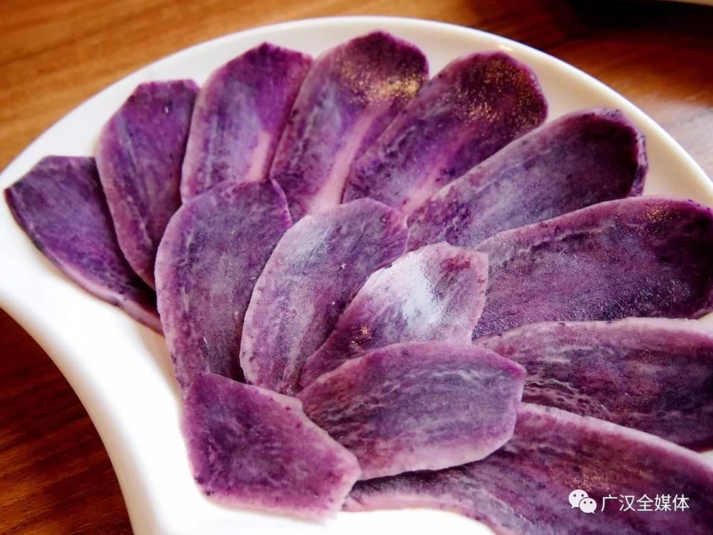 就算吃过你吃过烤的吗?全哥第一次吃烤的紫色土豆片,一下就被圈粉了.