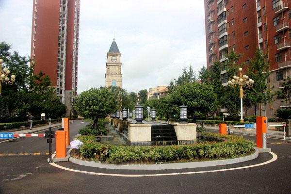 小区大门口的绿化景观