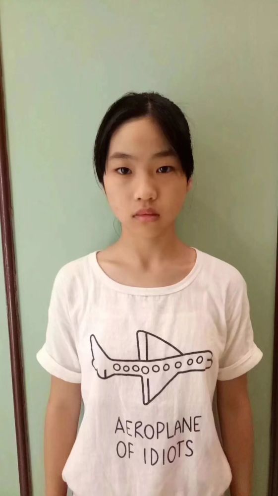 他们家14岁的女孩昨天傍晚走失需要大家的帮助 这下图的小姑娘,名字