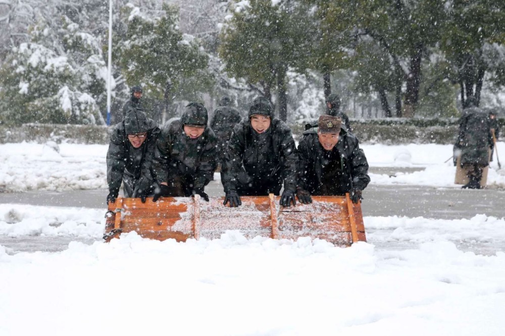 73091部队近千名官兵赴南京,镇江全力抗击冰雪保畅通