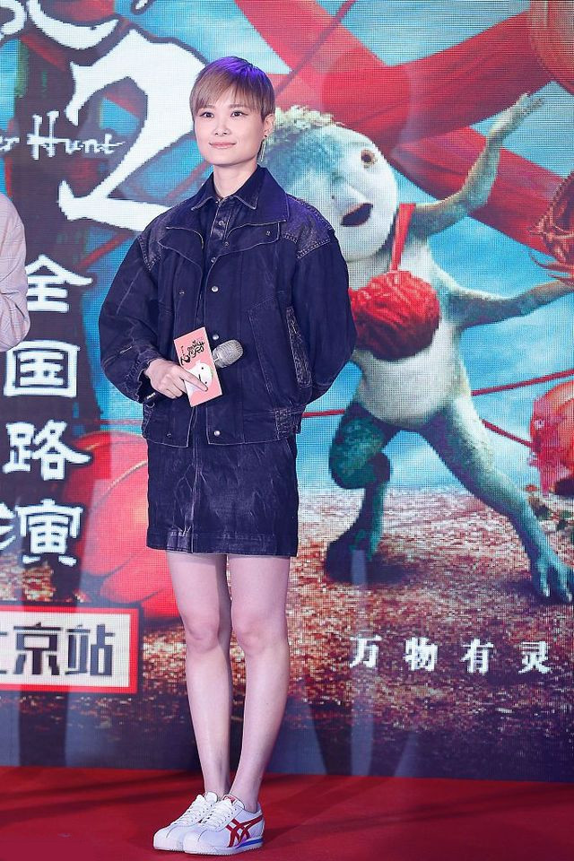 清新短发亮相某发布会 身穿牛仔短裙秀芊芊玉腿