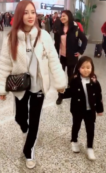 李小璐独带女儿甜馨坐高铁,不见老公贾乃亮,网